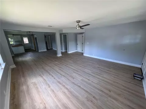 Living - 304 Pelham St, Chickasaw, AL 36611 photo 2 of 4