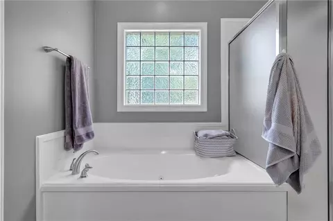 Bath - 718 Natchez Trail Ct, Mobile, AL 36609 photo 4 of 5