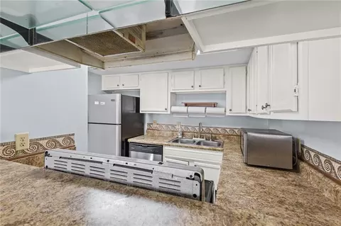Kitchen - 2901 Grant St #304, Mobile, AL 36606 photo 2 of 2