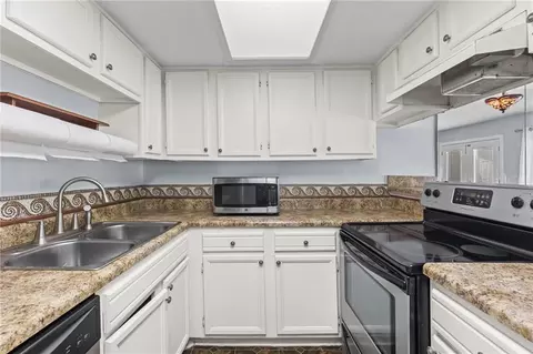 Kitchen - 2901 Grant St #304, Mobile, AL 36606 photo 1 of 2