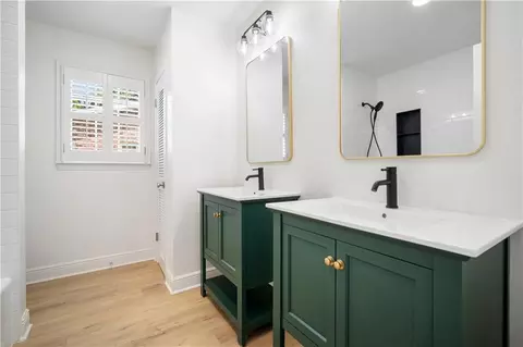 Bath - 301 Indian Creek Dr E, Mobile, AL 36607 photo 3 of 4