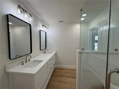 Bath - 301 Indian Creek Dr E, Mobile, AL 36607 photo 9 of 10