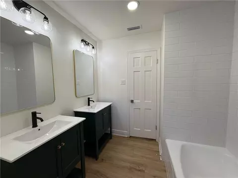 Bath - 301 Indian Creek Dr E, Mobile, AL 36607 photo 5 of 10