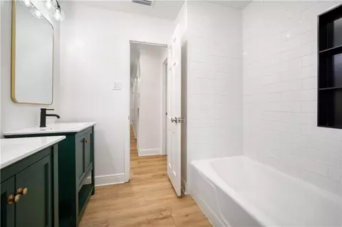 Bath - 301 Indian Creek Dr E, Mobile, AL 36607 photo 4 of 4
