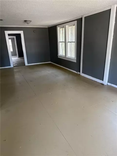 Living - 1019 Colonial Ct, Mobile, AL 36606 photo 1 of 2