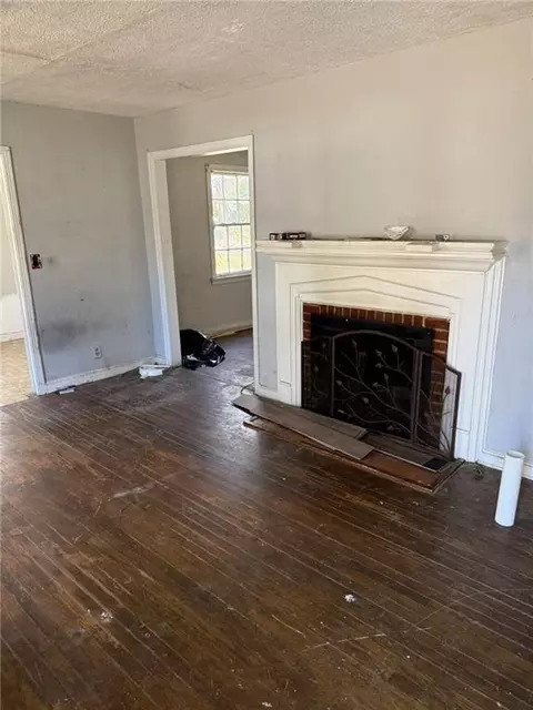 Living - 1019 Colonial Ct, Mobile, AL 36606 photo 2 of 2