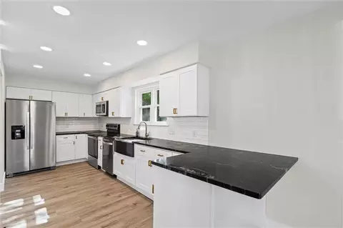 Kitchen - 6433 Cedar Bend Ct # -E, Mobile, AL 36608 photo 1 of 2