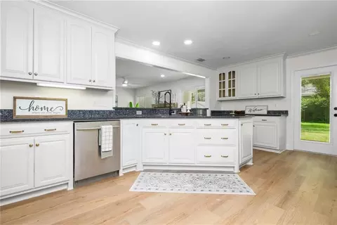 Kitchen - 3811 Claridge Rd N, Mobile, AL 36608 photo 6 of 6