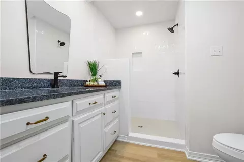 Bath - 3811 Claridge Rd N, Mobile, AL 36608 photo 3 of 3