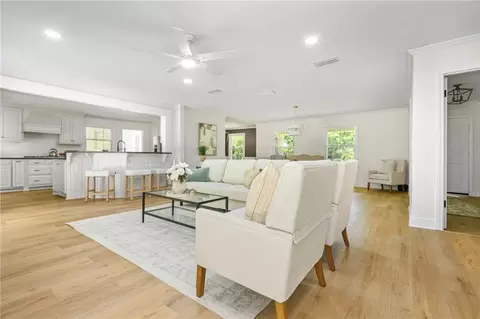 Living - 3811 Claridge Rd N, Mobile, AL 36608 photo 2 of 4