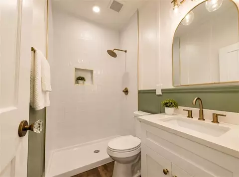 Bath - 113 Parker St, Mobile, AL 36604 photo 2 of 2