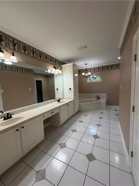 Bath - 5705 Foxfire Rd, Mobile, AL 36618 photo 2 of 5