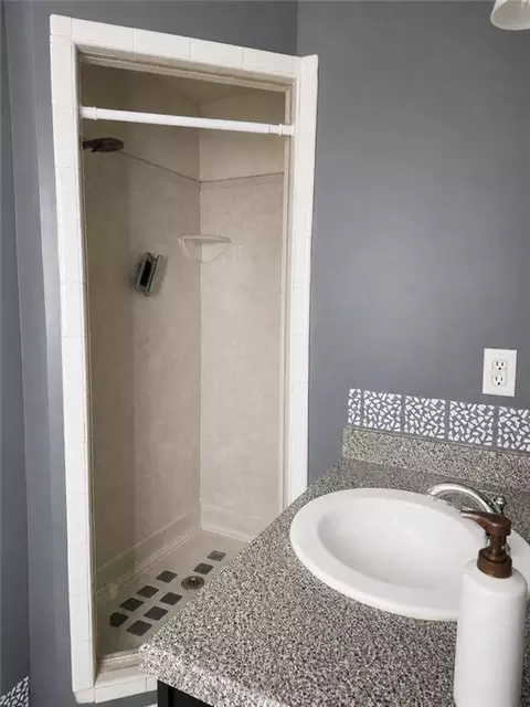 Bath - 6671 Stringfellow Ln, Wilmer, AL 36587 photo 2 of 3