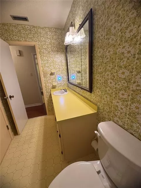 Bath - 1575 Regency Dr, Mobile, AL 36693 photo 2 of 3