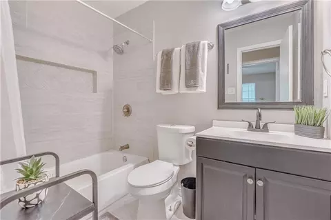 Bath - 2225 Massengale Dr, Mobile, AL 36605 photo 2 of 2
