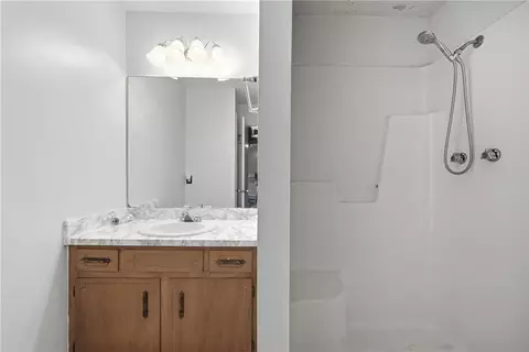Bath - 5404 Gaillard Dr, Mobile, AL 36608 photo 5 of 5
