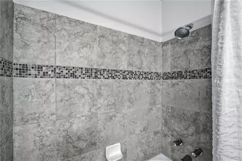 Bath - 5404 Gaillard Dr, Mobile, AL 36608 photo 4 of 5