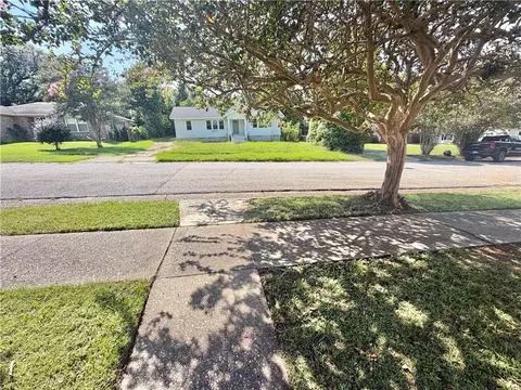 Exterior - 302 Siena Vista St, Mobile, AL 36607 photo 4 of 10