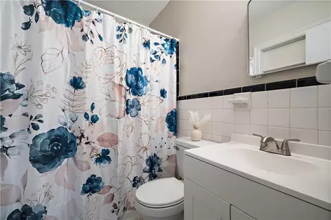 Bath - 339 Bromley Pl, Mobile, AL 36606 photo 5 of 6