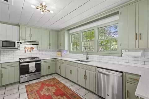 Kitchen - 268 Carnation St, Mobile, AL 36609 photo 2 of 5