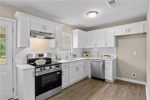Kitchen - 6962 Victor Rd, Mobile, AL 36608 photo 2 of 4
