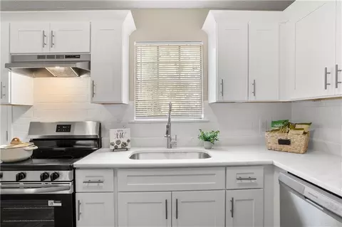Kitchen - 6962 Victor Rd, Mobile, AL 36608 photo 3 of 4