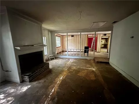 Living - 500 Mann Dr, Mobile, AL 36608 photo 5 of 5