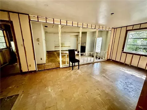 Living - 500 Mann Dr, Mobile, AL 36608 photo 3 of 5