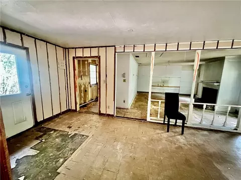 Living - 500 Mann Dr, Mobile, AL 36608 photo 2 of 5