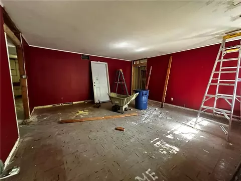 Living - 500 Mann Dr, Mobile, AL 36608 photo 4 of 5