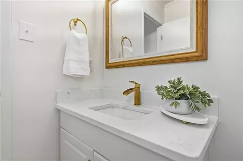 Bath - 2960 Newman Rd, Mobile, AL 36695 photo 2 of 5