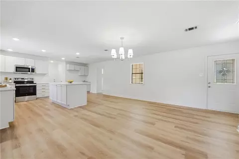 Living - 2960 Newman Rd, Mobile, AL 36695 photo 2 of 5