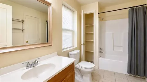 Bath - 2560 Howell Ave, Mobile, AL 36606 photo 1 of 3