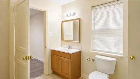 Bath - 2560 Howell Ave, Mobile, AL 36606 photo 2 of 3
