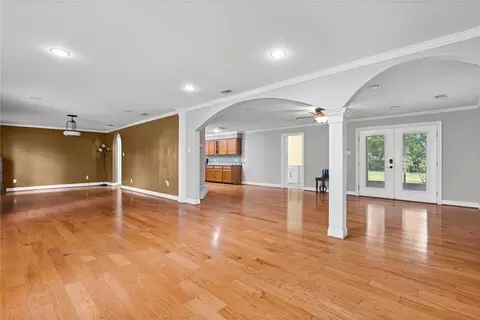 Living - 6300 Cottage Hill Rd, Mobile, AL 36609 photo 1 of 5