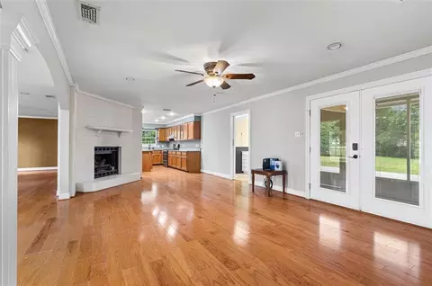 Living - 6300 Cottage Hill Rd, Mobile, AL 36609 photo 3 of 5