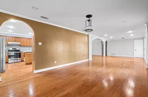 Living - 6300 Cottage Hill Rd, Mobile, AL 36609 photo 5 of 5