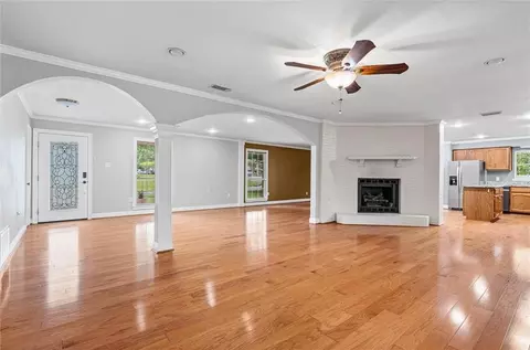 Living - 6300 Cottage Hill Rd, Mobile, AL 36609 photo 2 of 5