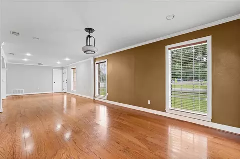 Living - 6300 Cottage Hill Rd, Mobile, AL 36609 photo 4 of 5