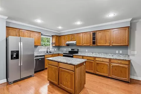 Kitchen - 6300 Cottage Hill Rd, Mobile, AL 36609 photo 2 of 4