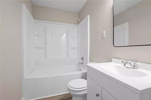 Bath - 4120 Latimer Ln, Mobile, AL 36609 photo 2 of 4