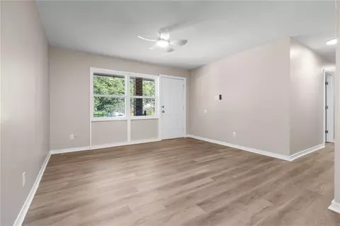 Living - 4120 Latimer Ln, Mobile, AL 36609 photo 2 of 4