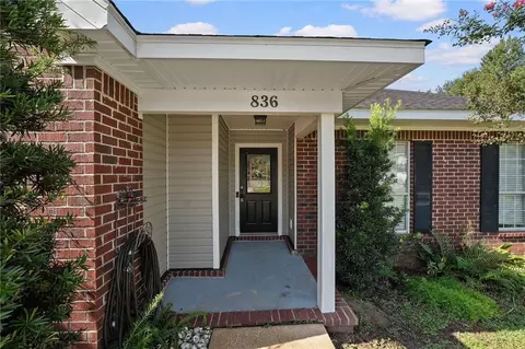 Exterior - 836 Willow Pointe Dr E, Mobile, AL 36695 photo 2 of 15