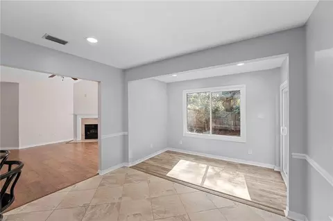 Living - 836 Willow Pointe Dr E, Mobile, AL 36695 photo 4 of 6