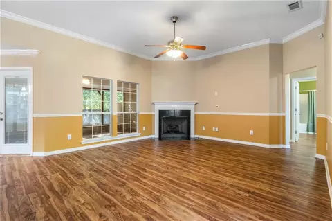 Living - 1829 Kendall Ct E, Mobile, AL 36695 photo 2 of 5