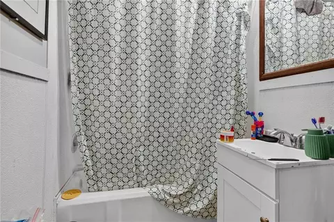 Bath - 2157 Dickens St, Mobile, AL 36617 photo 1 of 1
