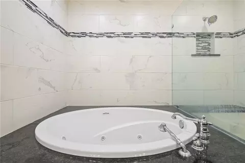 Bath - 254 Jackson Blvd, Mobile, AL 36609 photo 3 of 12