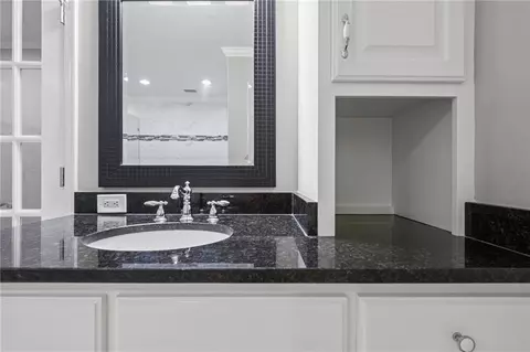 Bath - 254 Jackson Blvd, Mobile, AL 36609 photo 5 of 12