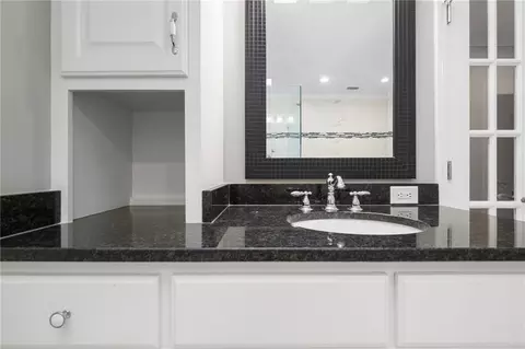 Bath - 254 Jackson Blvd, Mobile, AL 36609 photo 4 of 12