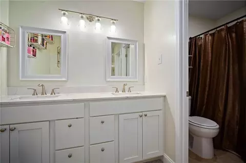 Bath - 5225 Wilhelm Dr, Mobile, AL 36618 photo 2 of 2